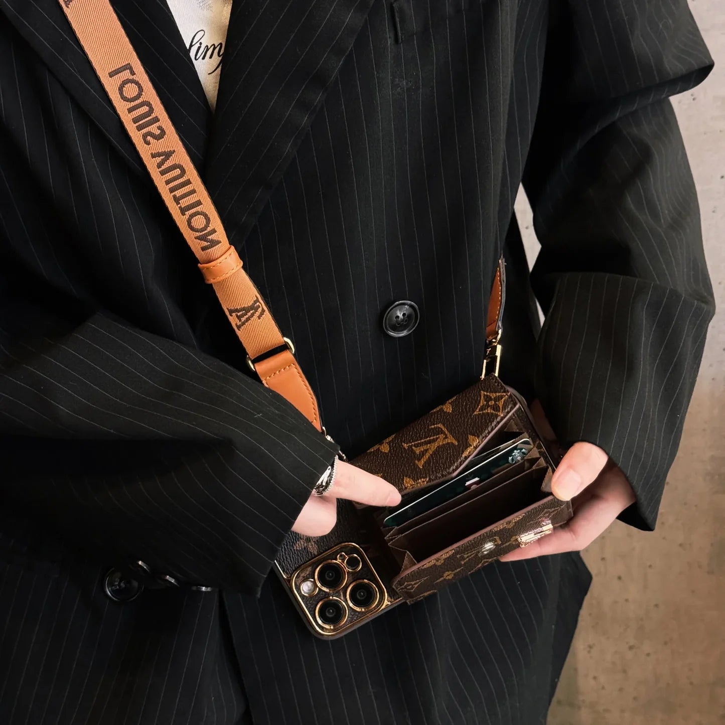 Étui portefeuille et bandoulière pour iPhone avec monogramme marron et grand imprimé