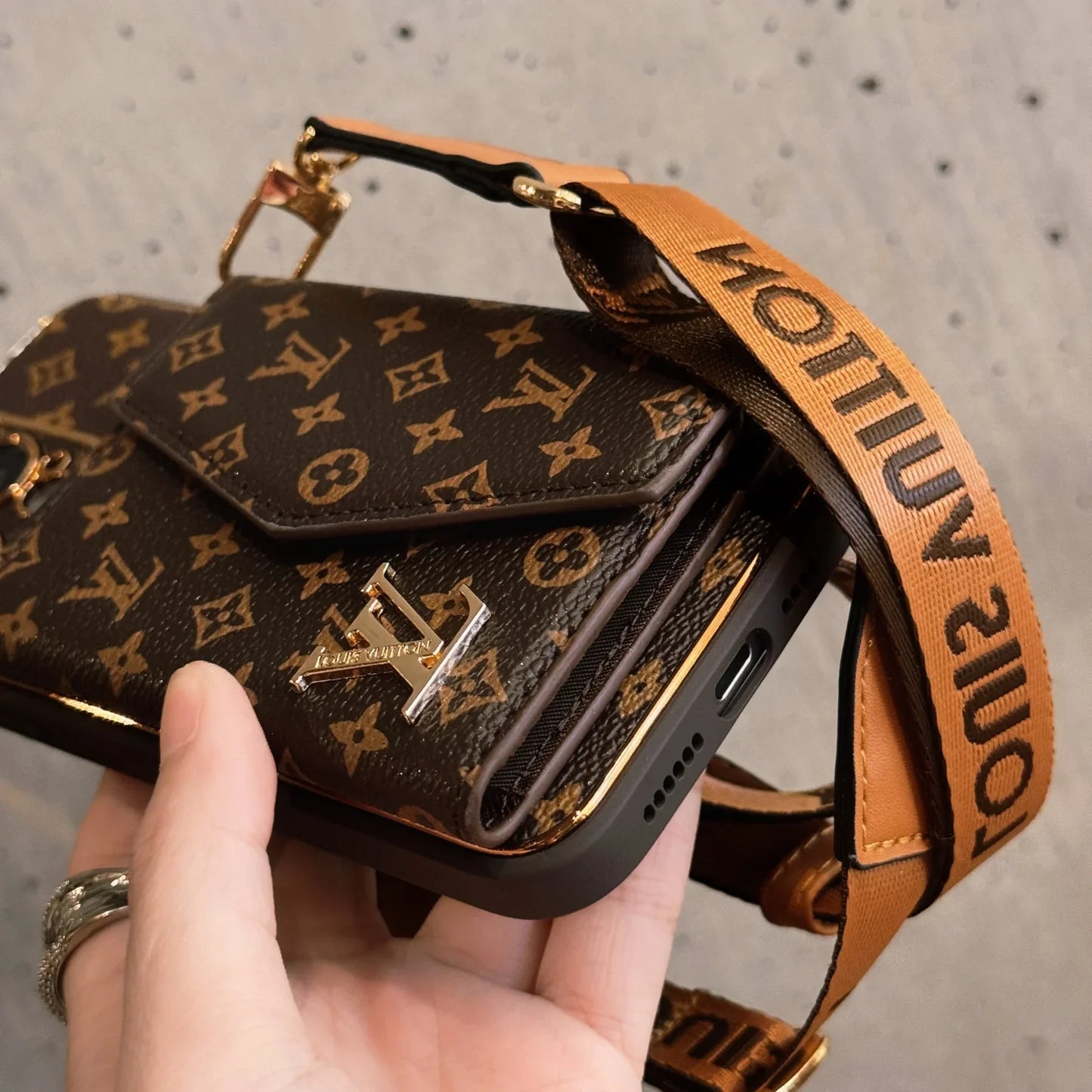 Étui portefeuille et bandoulière pour iPhone avec monogramme marron et grand imprimé